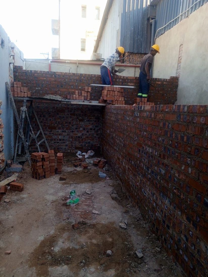 BlickStone bricklayers building up brick walls on a commercial extension