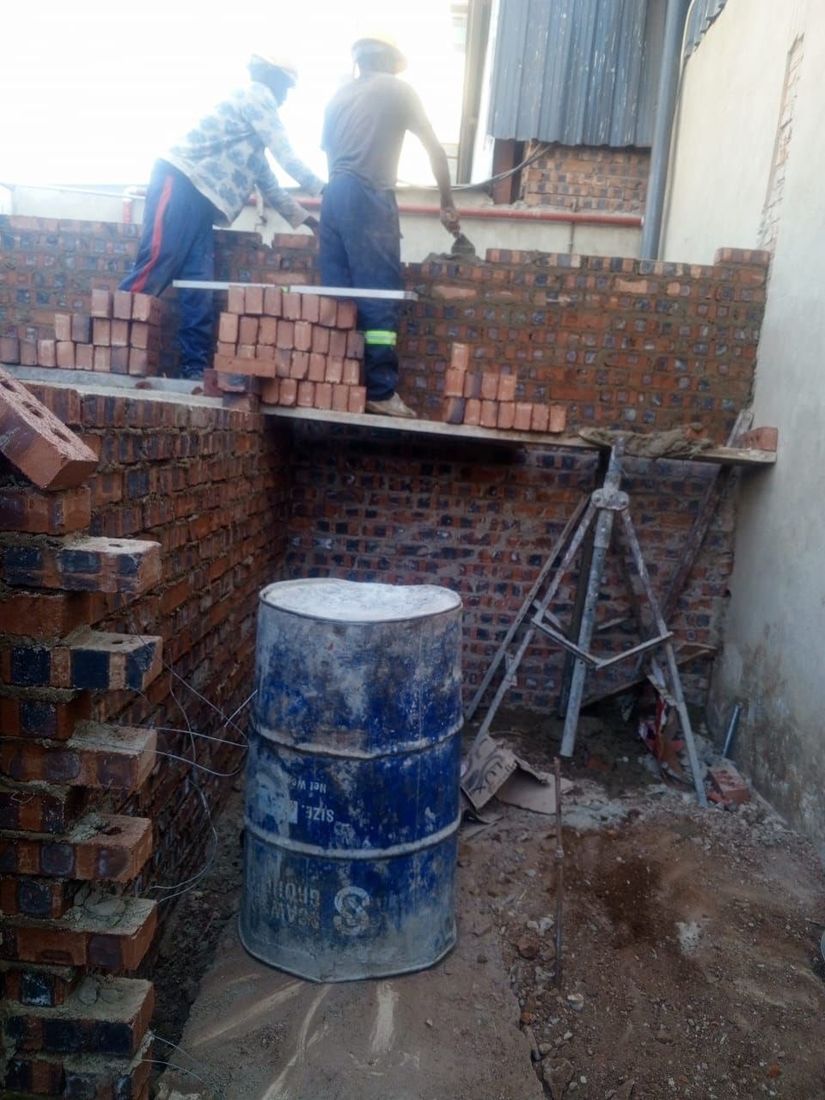 Two BlickStone bricklayers coursing brickwork on an extension
